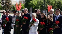 Вячеслав Гладков возложил цветы к мемориальному комплексу «Вечный огонь» 