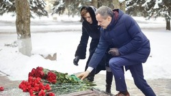 Вячеслав Гладков возложил цветы к мемориалу выдающегося агрария Василия Горина 