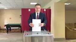 Председатель облизбиркома Игорь Лазарев проголосовал на избирательном участке в Шебекино