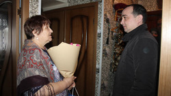 Владимир Жданов поздравил маму воина-героя