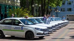 Вячеслав Гладков передал медикам ключи от 11 новых машин 