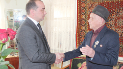 Владимир Жданов вручил медаль ветерану войны и поздравил его с юбилеем