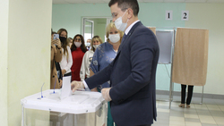 Председатель облизбиркома Игорь Лазарев проголосовал одним из первых
