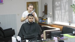 Артур Арсёнов освоил парикмахерское искусство