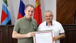 Вячеслав Гладков наградил шебекинцев за проявленное мужество 