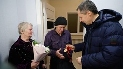 Вячеслав Гладков вручил ключи шебекинцам от заново возведённого жилья