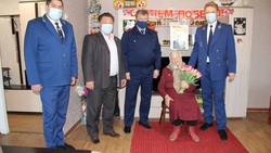 Шебекинская межрайпрокуратура поздравила вдову ветерана войны с Днём Победы