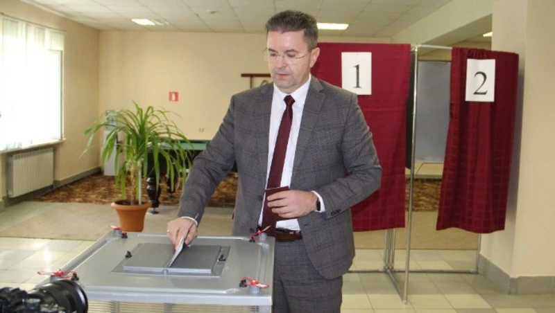 Председатель облизбиркома Игорь Лазарев проголосовал в числе первых