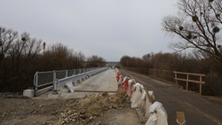 Ремонт моста через реку Нежеголь набрал обороты
