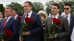 Вячеслав Гладков возложил цветы к Звоннице 