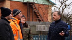 Владимир Жданов встретился с собственниками повреждённых обстрелами домов