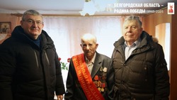 Андрей Гриднев и Анатолий Светличный передали юбилейные награды ветеранам войны
