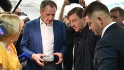 Вячеслав Гладков и Андрей Турчак проверили работу распределительного центра в Белгороде 