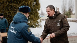 Вячеслав Гладков передал ключи от пожарной автоцистерны шебекинским спасателям 