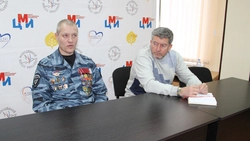 Школьники из Шебекино пообщались с сотрудником ОМОН