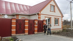 В исконно русских традициях. Супруги из Ржевки красиво обустроили свою усадьбу