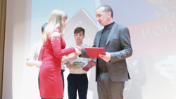 Юные шебекинцы получили паспорта и награды в День Конституции