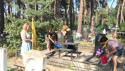 Сотрудники Шебекинского музея навели порядок на могилах героев