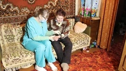 Пожилые шебекинцы получили социальные услуги с помощью новых технологий