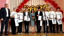 Шебекинские единороссы  поздравили  выпускников школ 
