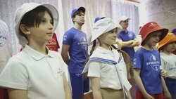 Вячеслав Гладков оценил униформу для детей и сотрудников санатория «Бригантина «Белогорье»