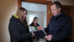 Губернатор вручил девяти семьям ключи от нового жилья 