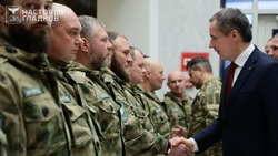 Вячеслав Гладков передал награды от Минобороны бойцам «Барс-Белгород»