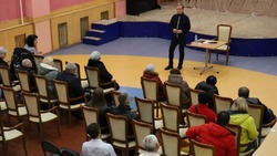 Владимир Жданов встретился с жильцами повреждённого дома в Шебекино