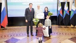 Вячеслав Гладков поздравил молодые семьи с получением соцвыплаты на улучшение жилищных условий 