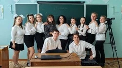 Шебекинцы прошли по улицам с «Шагающим театром»