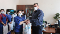 Депутаты вручили шебекинским медикам новогодние подарки