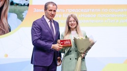 Вячеслав Гладков передал почётные знаки лучшим добровольцам Белгородской области