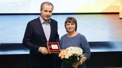 Вячеслав Гладков вручил почётные знаки «Доброволец Белгородчины» и «Юный доброволец Белгородчины»