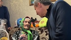 Вячеслав Гладков поздравил с  днём рождения  труженицу  тыла из Новой Таволжанки 