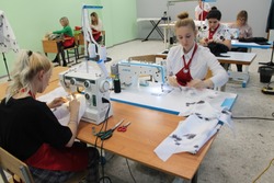 Шебекинские студенты включились в работу по пошиву одежды для наших военных – участников СВО