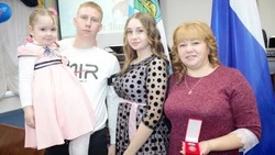 Многодетные мамы Шебекинского горокруга были награждены Почётным знаком «Материнская Слава» 