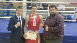 Спортсмен Алексей Демченко получил призы из рук легенды белгородского бокса