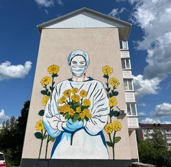 Мурал в честь медиков появился на фасаде дома в Шебекино 