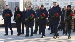 Вячеслав Гладков поучаствовал в возложении цветов к мемориалам в День защитника Отечества