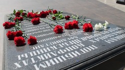 Шебекинцы возложили цветы к мемориалу в День ветеранов боевых действий