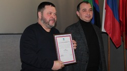 Глава Шебекинского горокруга Владимир Жданов вручил награды жителям приграничья за оказанную помощь 