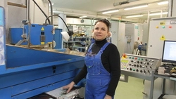 С любовью к своему делу. Елена Степанова освоила сложную профессию шлифовщика