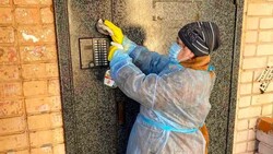 Сотрудники шебекинских управляющих компаний продолжили дезинфекцию подъездов