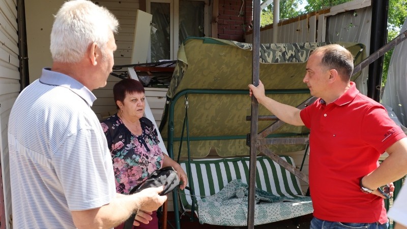 Владимир Жданов встретился с жителями пострадавших от обстрелов домов