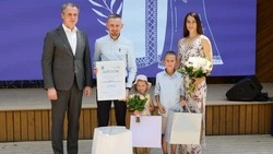 Вячеслав Гладков вручил награды победителям конкурса «Семья года»